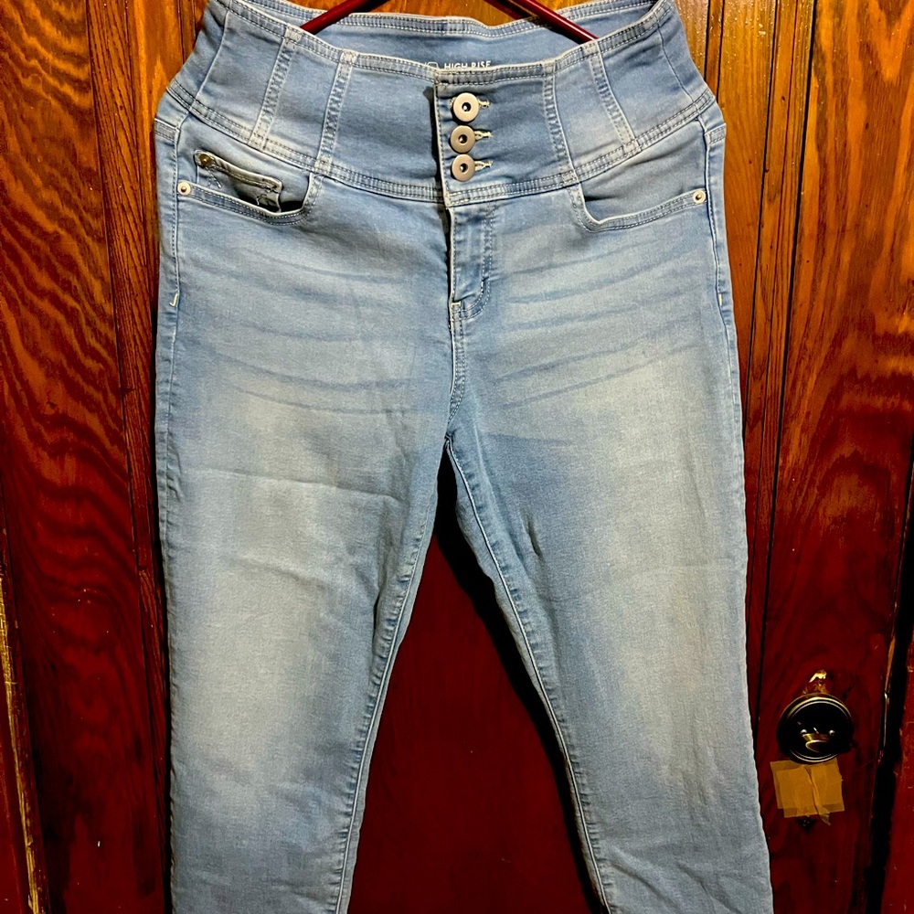Light blue Jeans is more capris